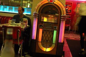 無垢フローリングを専門に販売中